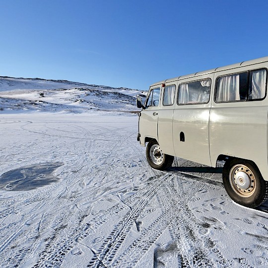 La furgoneta en un lago congelado