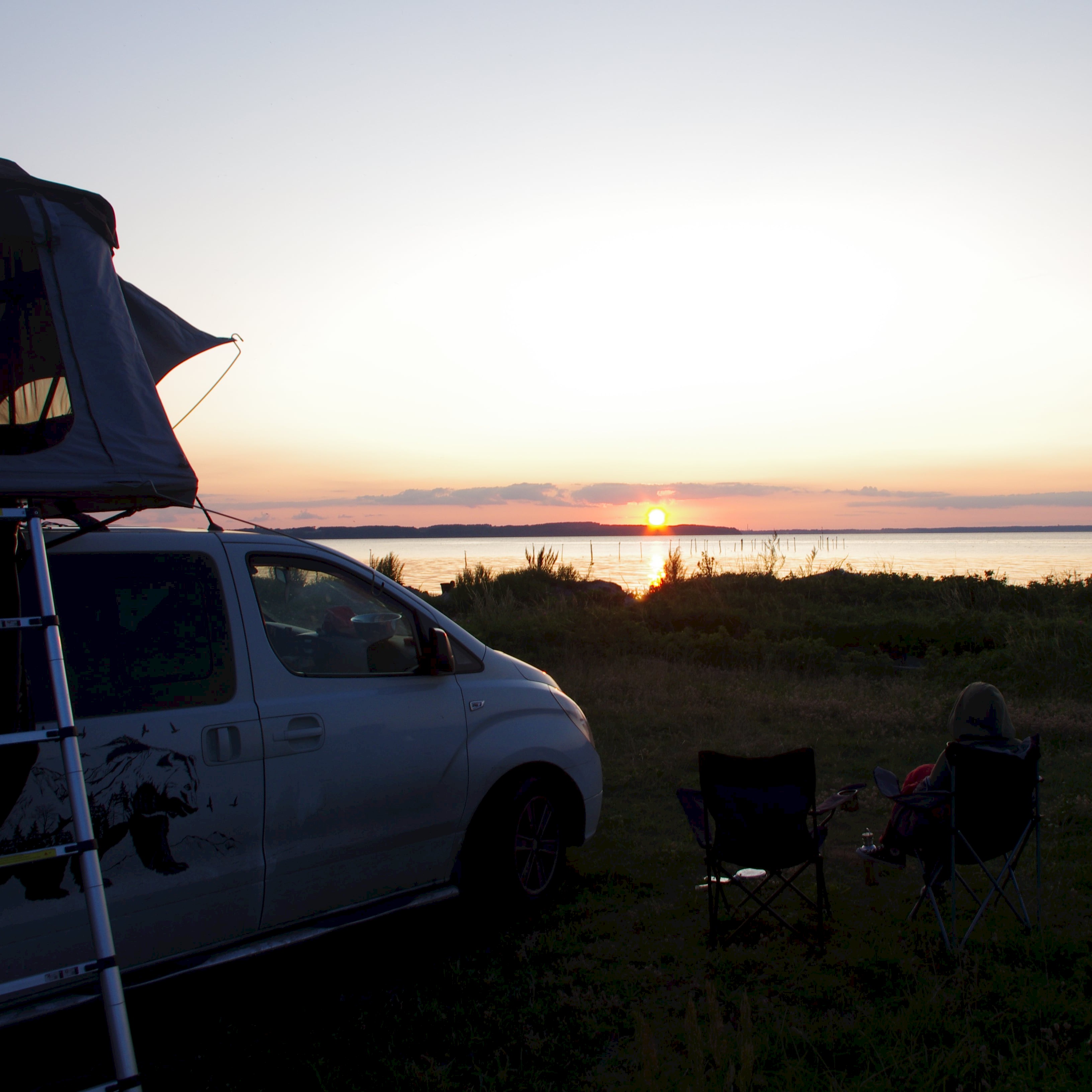 Wild kamperen bij zonsondergang