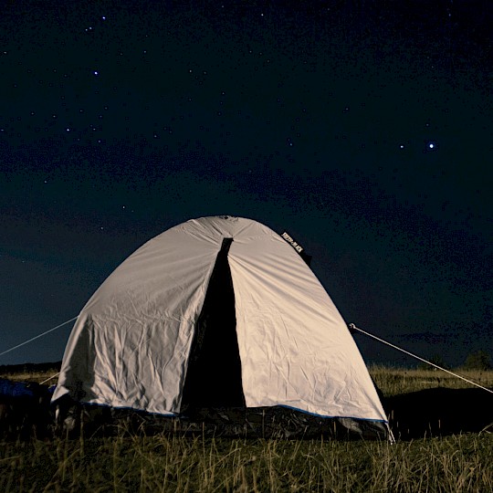 Acampamento selvagem sob o céu estrelado