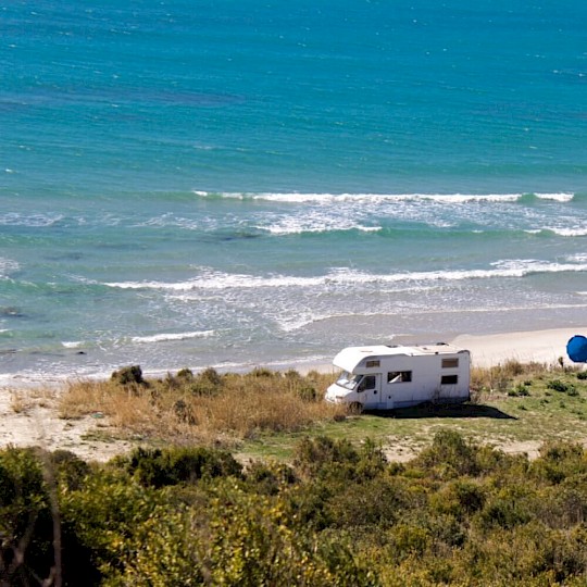 Acampamento selvagem na praia