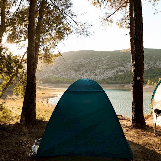 Camping sauvage au bord de la rivière