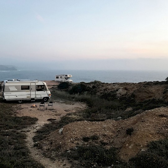 Camping sauvage au bord de la mer