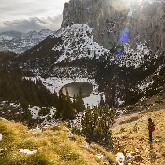 Pequeño lago en las montañas