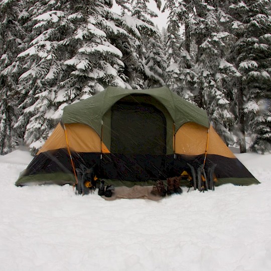 Tente dans la neige