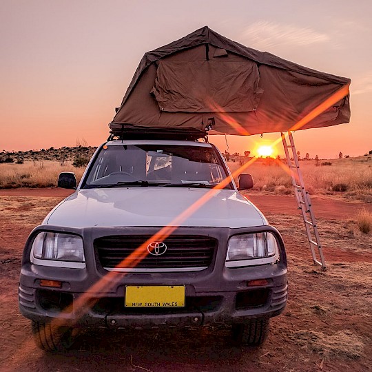 Podróżowanie outbackiem z namiotem dachowym