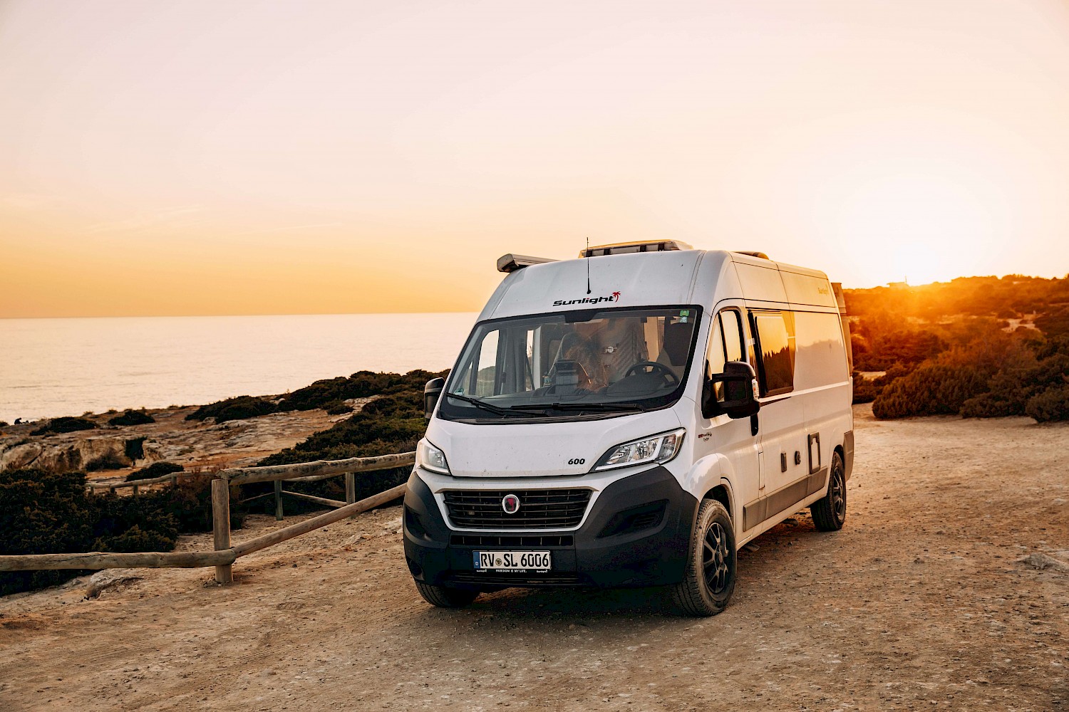 Campers van SUNLIGHT bij zonsondergang