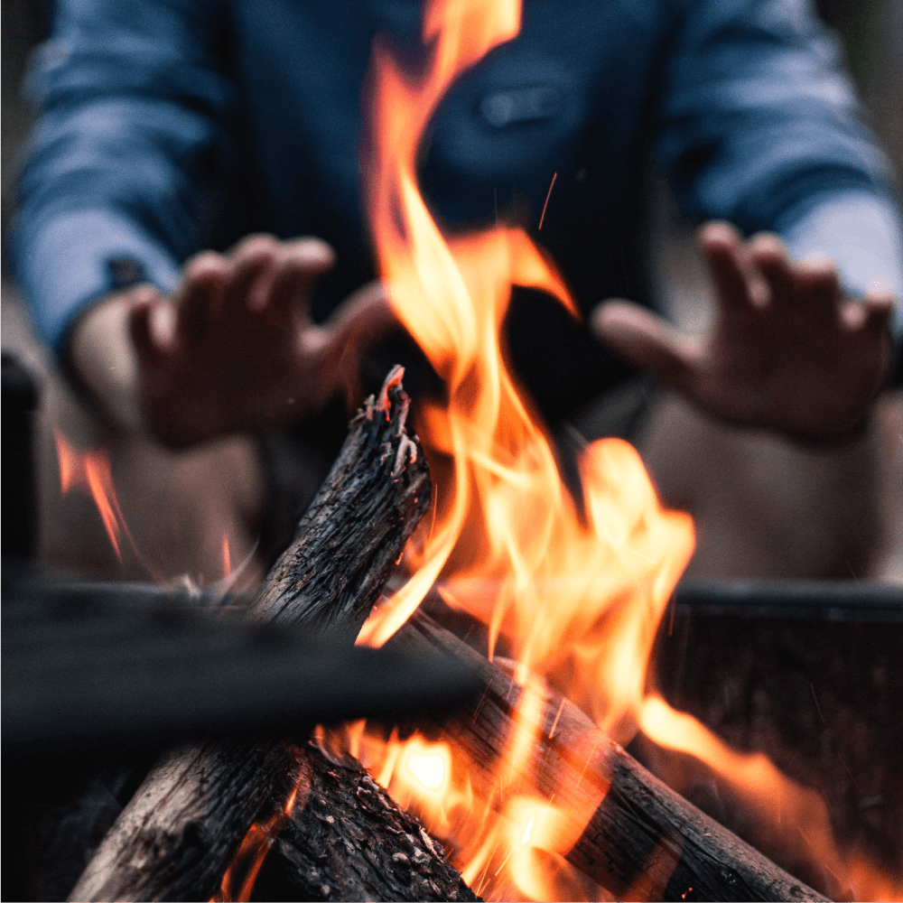 Fogo de acampamento nas férias de campismo